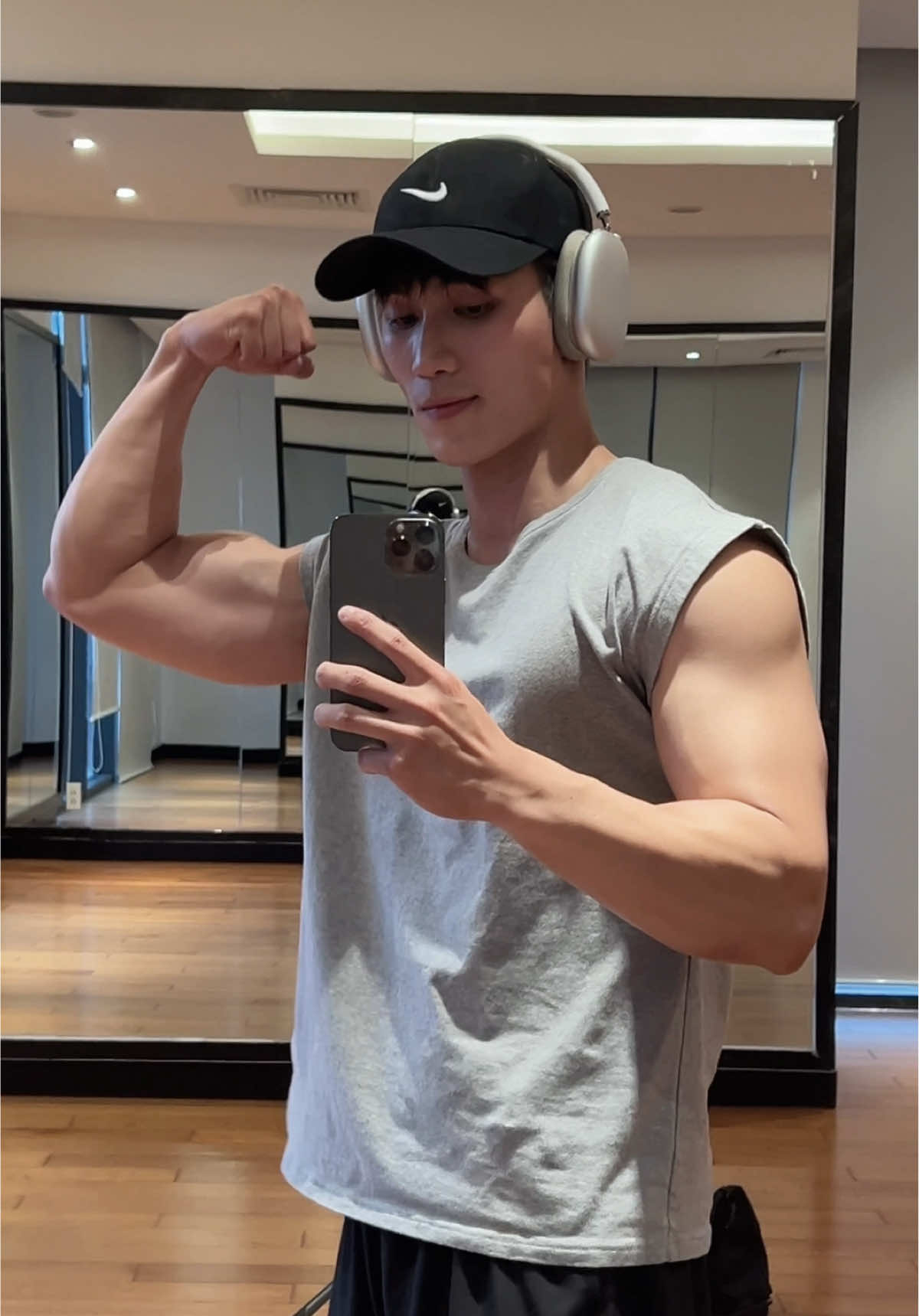 Train with me >>> Staying consistent is how real progress happens. Every workout, every bit of effort, every early start—it all makes a difference. It’s not about being perfect, it’s about showing up for yourself, even when you don’t feel like it. Eat to fuel your body. Move because it makes you stronger. Take rest when you need it, but don’t give up. We’re not just training for a better body—we’re building a stronger mindset too. Keep going. You’ve got thií #dailyvlog #Vlog #gymvlog #DailyRoutine #routine #discipline #healthyroutine #healthylifestyle #workout #Fitness #motivation #nevergiveup #inspiration #explore #trending #viral #fyp #thainguyenkim 