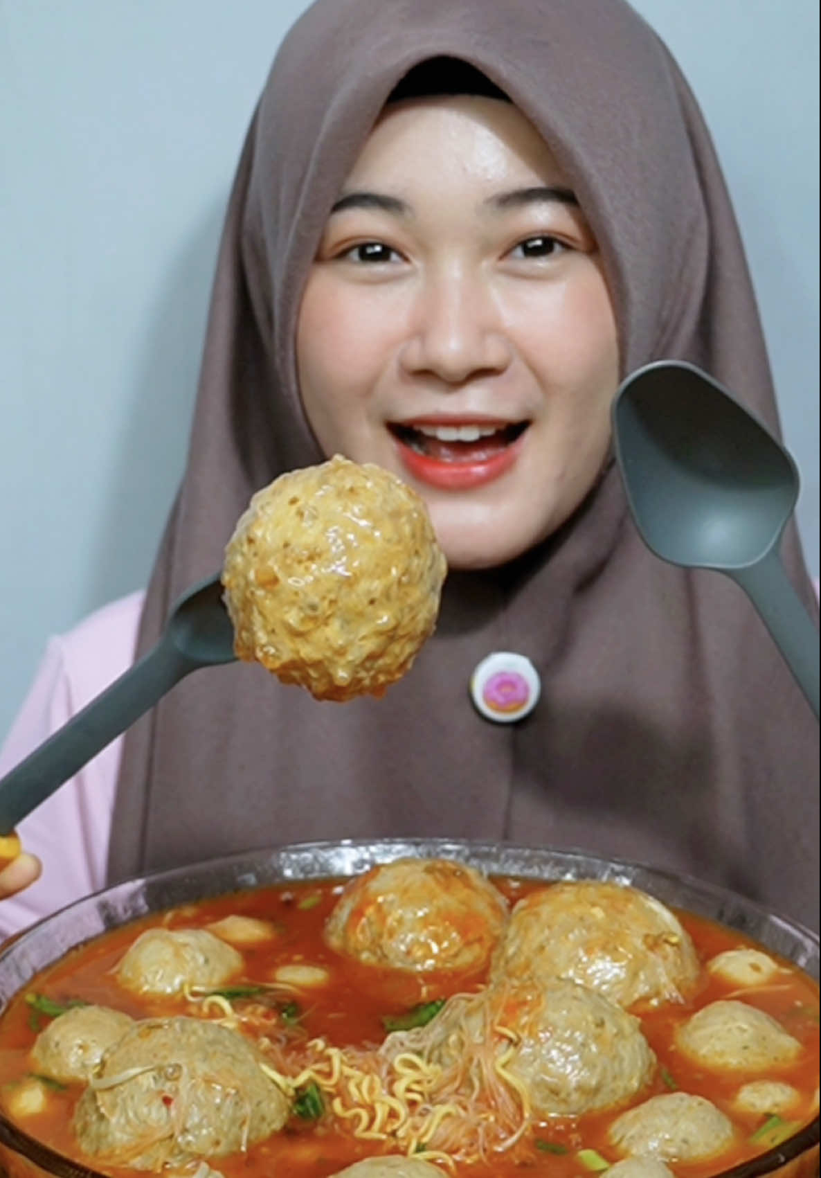 Enak banget makan bakso daging ditemenin @cemilan sichinta bandung 🔥 #inicia #iniciamukbang #mukbang #asmr #bakso #temanmakan #cemilansichinta #cemilanviral