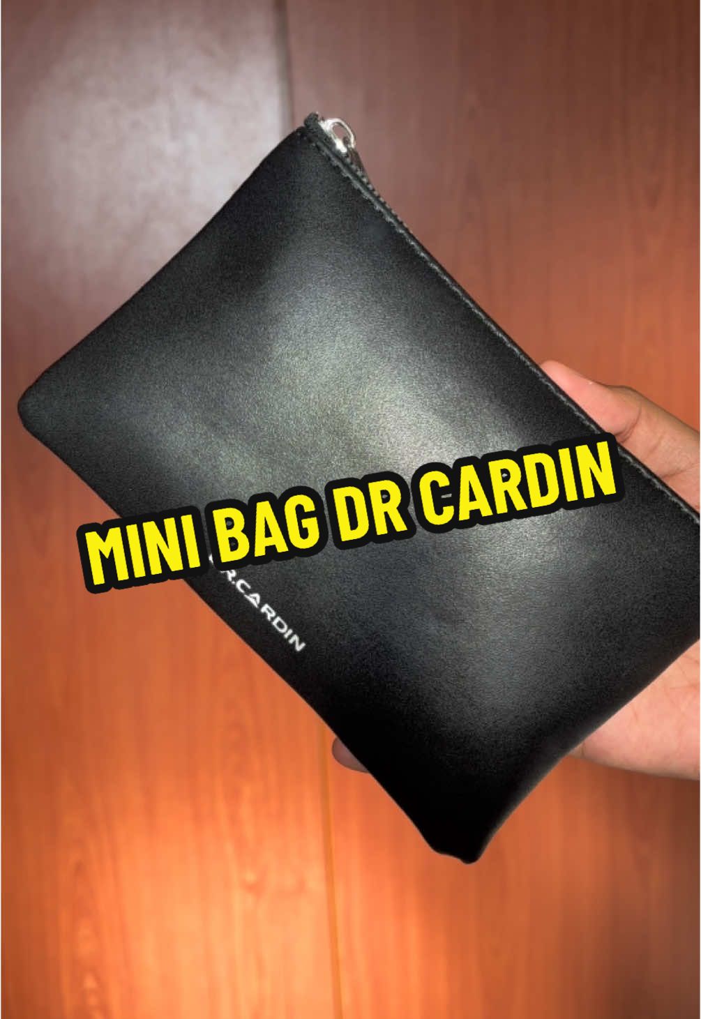 letak barang makeup yang penting je. betul-betul jimat space bag yee!! #minibag #bagmakeup 