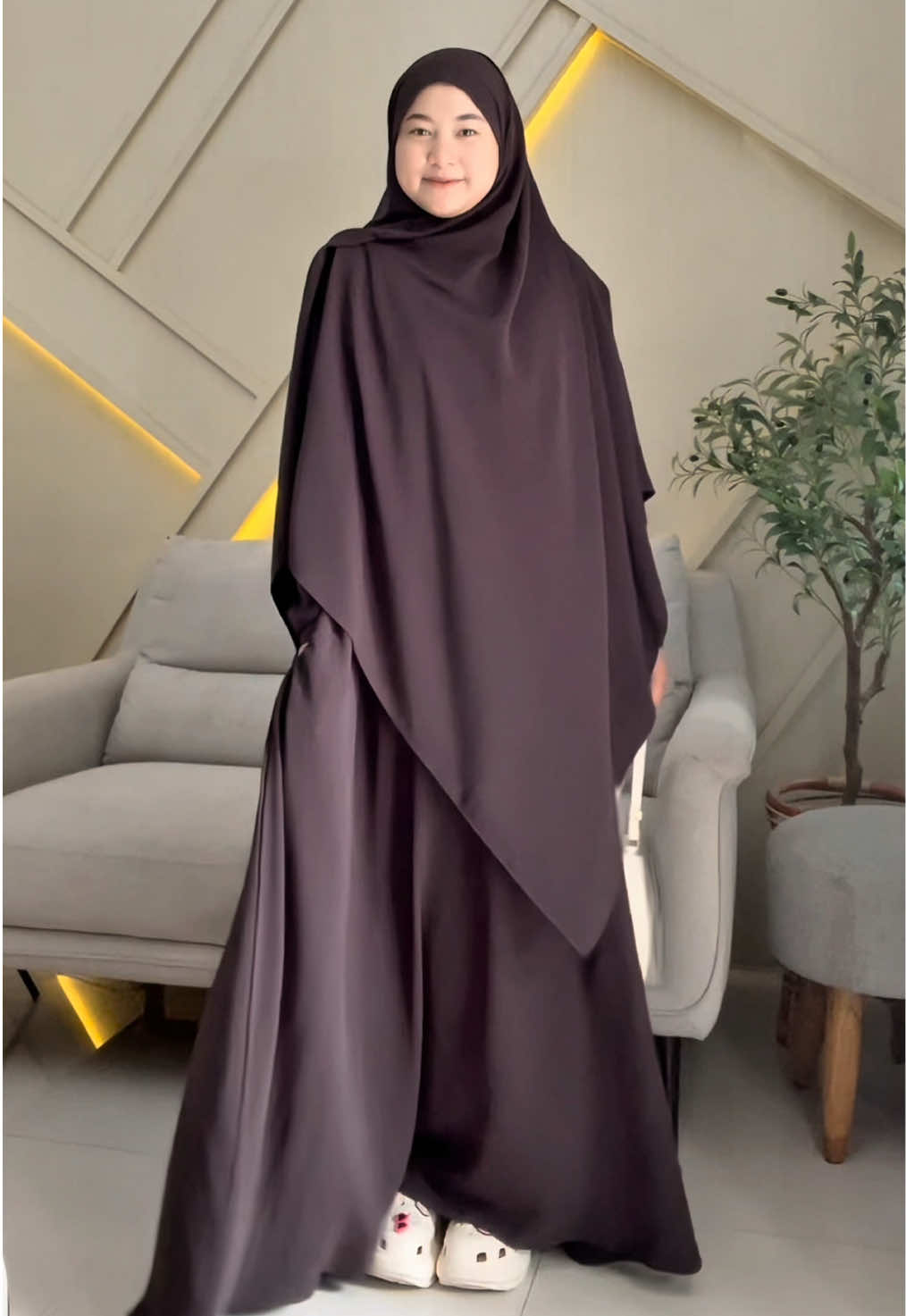 ada yang salfok ngga nihh 🤭🤎 ( Abaya basic Mazen Bitterchocolate X Pashban Bitterchocolate @Tsurayya Hijab Official ) #foryoupage #outfitoftheday #abayafashion 
