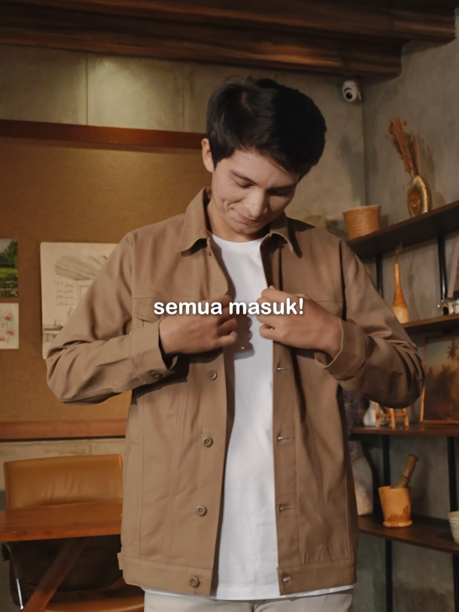 Dilengkapi 6 kantong fungsional yang bisa muat semua kebutuhan kamu! Laki-laki yang gak suka ribet, wajib punya ini 😌 #Livehaf #YourDailyWear #jaketpria #jaketcanvas #jaketkasual