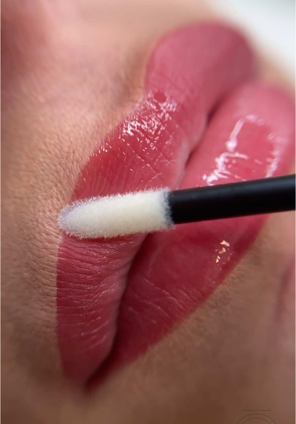 🌸 Warum abgeheilte Lippenpigmentierung für Dich perfekt ist!🌸 Du hast von Lippenpigmentierung gehört, aber bist Dir noch unsicher? Hier sind die unglaublichen Vorteile für Dich! 👇 💄 Langanhaltende Farbe: Wache jeden Tag mit perfekt pigmentierten Lippen auf – kein Nachziehen mehr! ✨ Natürlicher Look: Sag „Adieu“ zu verblassendem Lippenstift. Deine Lippen sehen jederzeit natürlich schön aus. ⏰ Zeitersparnis: Verkürze Deine morgendliche Routine. Kein tägliches Auftragen von Lippenstift mehr nötig! 💋 Perfekte Form: Korrigiere und definiere Deine Lippenkontur für einen symmetrischen und vollen Look. 🌿 Sanft & Sicher: Unsere Behandlung ist schonend und sicher, mit minimaler Ausfallzeit. 🎨 Individuell angepasst: Wähle Deine perfekte Farbnuance für einen persönlichen Touch. 📉 Kostenersparnis: Spare langfristig Geld für Lippenstifte und andere Produkte. Erlebe die Freiheit und das Selbstvertrauen, die abgeheilte Lippenpigmentierung mit sich bringt. Buche jetzt Deine Beratung und entdecke die Veränderung! 💕 #Lippenpigmentierung #Schönheit #PerfekteLippen #WakeUpBeautiful #BeautyRoutine #PermanentMakeUp #pmulips #healedlips #healedpmu #pmulippen #abgeheiltelippen #Vorschläge #glossylips #LipstickLove #makeupproducts #fashion #makeup