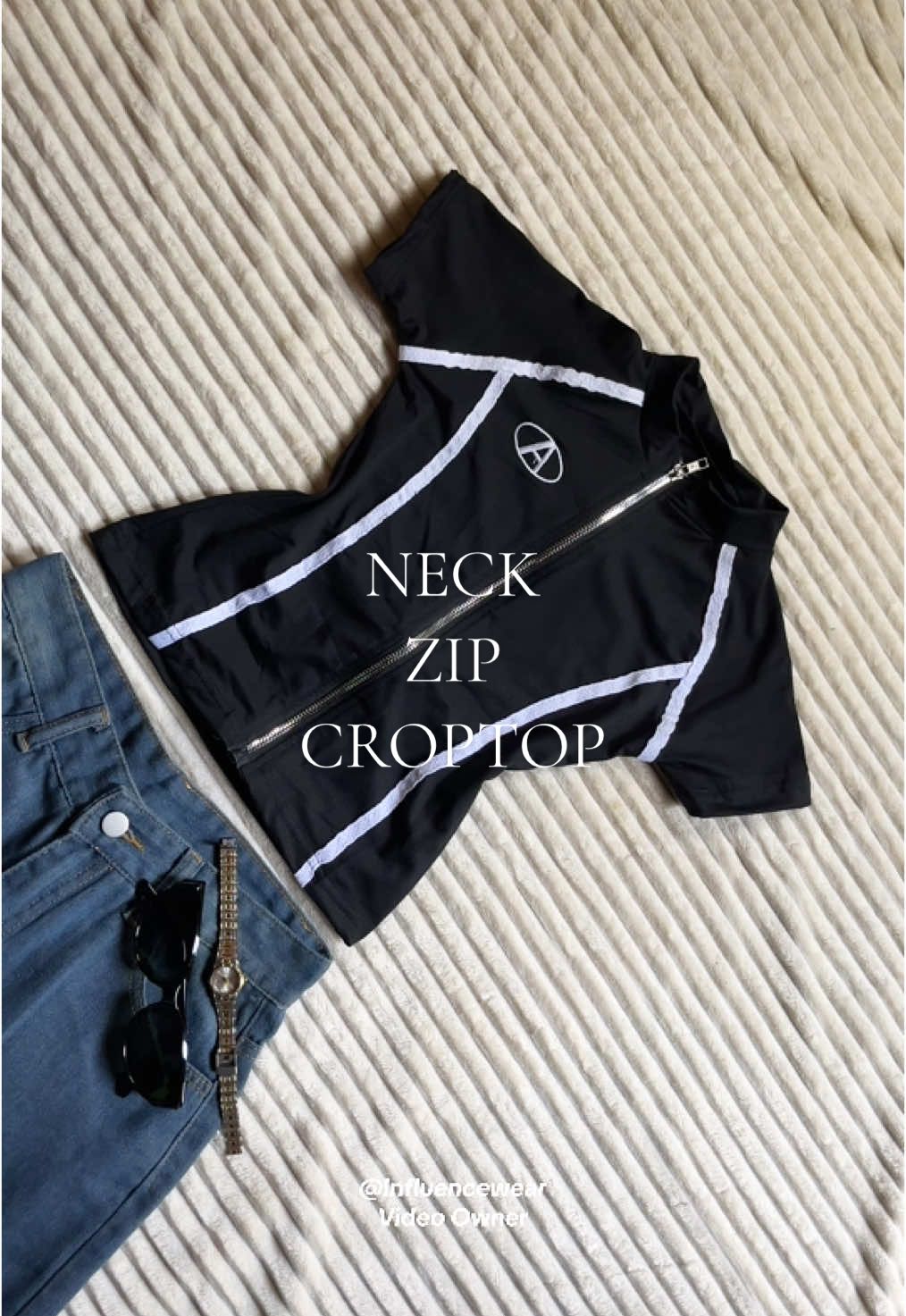 This y2k zip croptop 🔥#y2ktops #zipcroptop #womenswear #outfitideas 