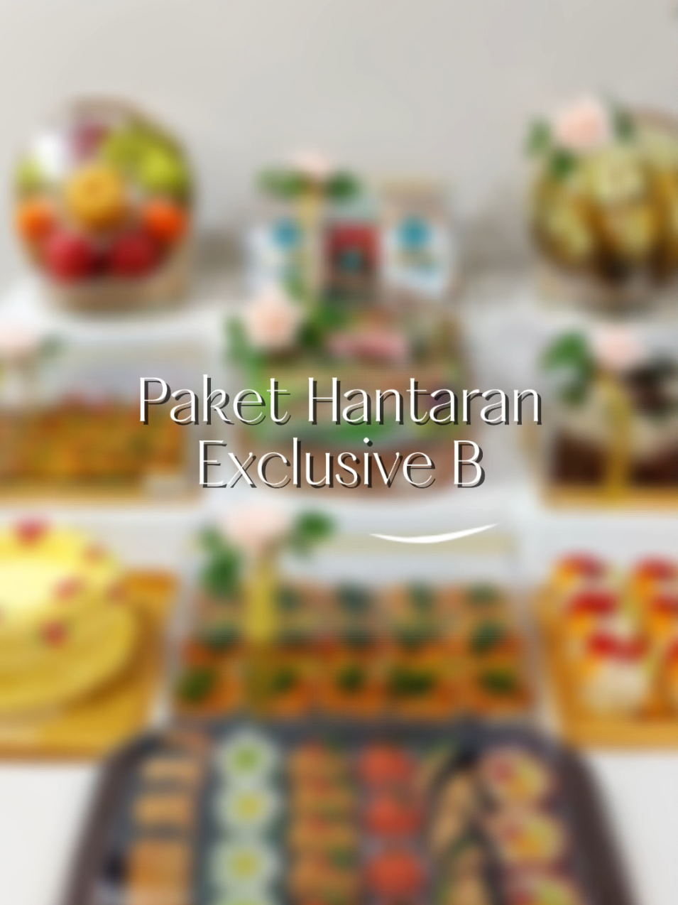 . hantaran exclusive paket B 1. Pisang raja 2. Parcel buah 3. Gula, kopi, teh 4. Tetel wajik 5. Pilihan kue 1= kroket 6. Pilihan kue 2= mac schotel 7. Pilihan kue 3= vintage cake 8. Pilihan kue 4= puding cup buah 9. Tambahan 1 parcel bandeng 10. Tambahan 2 kue nampan L Kirim ke Aloha sidoarjo Note :  Hiasan bunga bisa berbeda, bergantung dengan stok bunga yang tersedia Pengiriman hantaran wajib by gocar/ grabcar / diambil sendiri karena rawan hancur booking dan info pricelist, Silahkan WA admin Nomor 0881-0361-8999-8 . .  #hantarannikahsidoarjo #kuehantaransidoarjo #hantaranbytulip #kuelamaransidoarjo #hantaranmakanansidoarjo #hantaranmantensidoarjo #hantarankawinsidoarjo #angsulangsulsidoarjo #wajikhantaransidoarjo #wajiktetelsidoarjo #tetelwajiksidoarjo #wajiklamaransidoarjo #kuelamaransidoarjo #engagementsidoarjo #hantaranmewahsidoarjo #hantaranmewah #hantaranelegan #hantaransurabaya #seserahansidoarjo #seserahanmakanan 