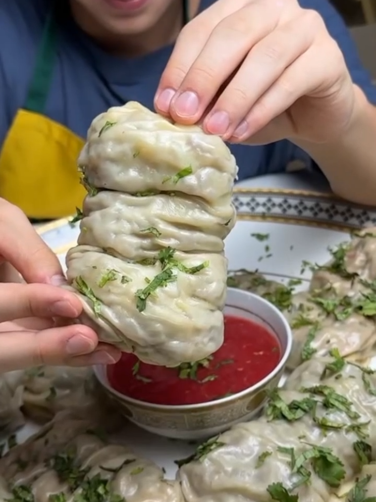 БЫСТРЫЕ МАНТЫ🔥 🤗Приготовил с двумя видами начинки.  Можно по вкусу: куриную, овощную или другую любую начинку Тесто: ✅Вода - 200мл ✅Яйцо - 1 ✅Соль - 1ч л ✅Мука - 500г 1-начинка: ✅Фарш - 350г ✅Лук - 1 ✅Картофель - 1 ✅Соль, перец 2-начинка: ✅Консервированный тунец - 3(300г) ✅Помидор - 1 ✅Зеленый лук ✅Соль, перец ✅Сохраните чтобы не потерять. Приятного аппетита 🙃 #манты #мантырецепт #мантыдомашние #россия🇷🇺 #казань 