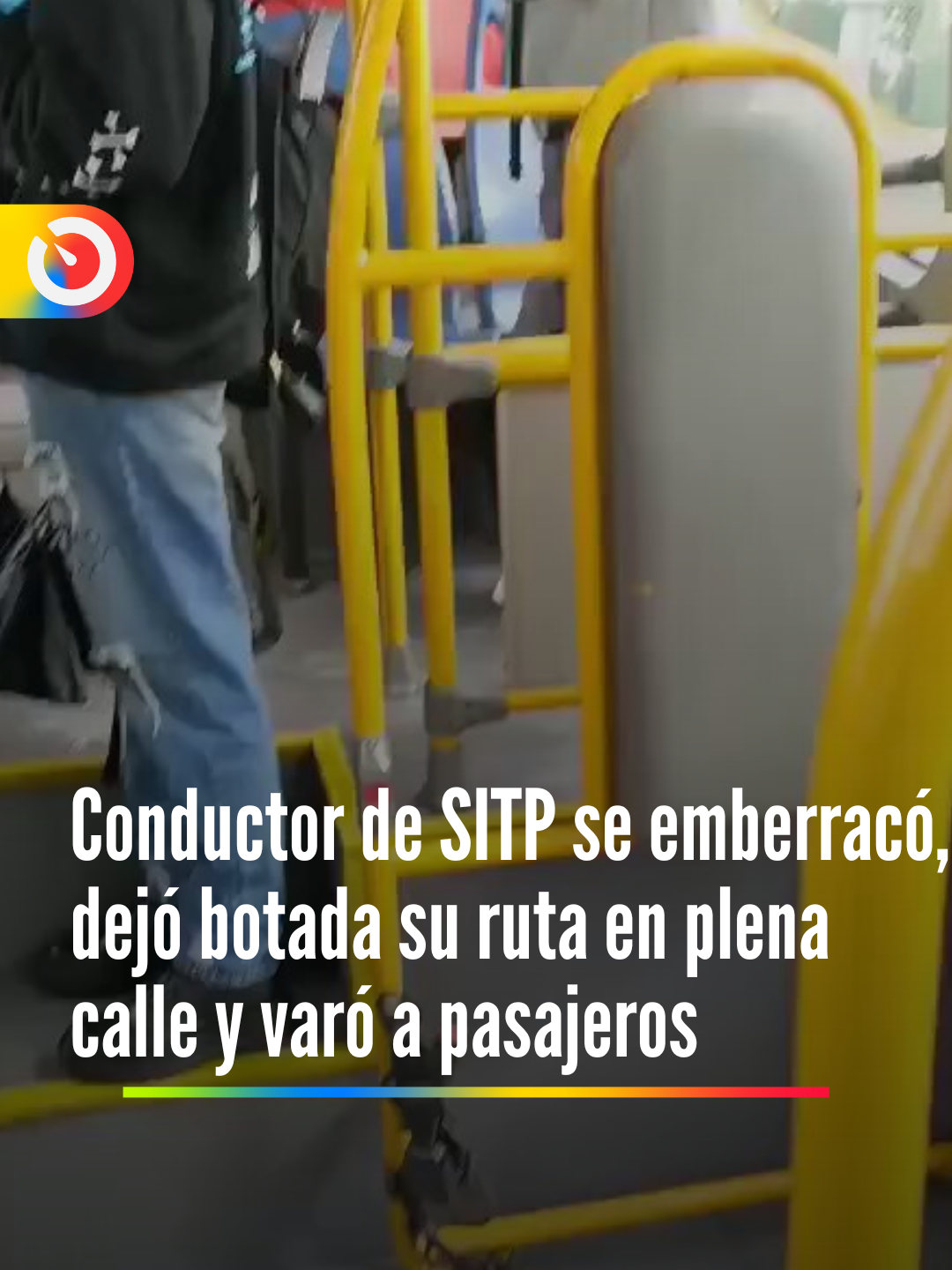 #videoviral ¡Insólito! Conductor de SITP se 'emberracó', dejó botada su ruta en plena calle y varó a pasajeros. Una usuaria del articulado que irrumpió su trayecto mostró en este video la situación y aseguró que el chofer se subió en otro bus del servicio público bogotano. La insólita situación rápidamente se ha hecho viral, generando indignación y rechazo en redes sociales. #conductor #sitp #bus #sitpbogotá #bogota #pasajeros #transporte #video #paratiiiiiiiiiiiiiiiiiiiiiiiiiiiiiii #ultimahora #colombia #noticias