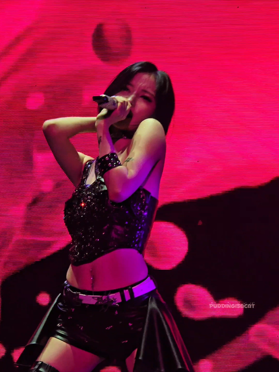 夢中で見てたら、ASAを撮ろうとして見失っちゃった （笑） Drip - Asa Cut 250517 Singapore Concert #BABYMONSTER #베이비몬스터  #아사 #ASA #榎並杏紗 #enamiasa #asababymonster #asadrip #babymonstersingapore 