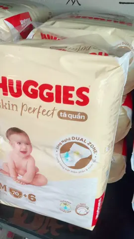 Tã quần Huggies skin perfect đang có ưu đãi mom vào tham khảo nha M/L/XL/XXL mom vào chọn size nha! #huggies #sosinh #mebimsua #taquanchobe #sale #mebe #xuhuong #trending 