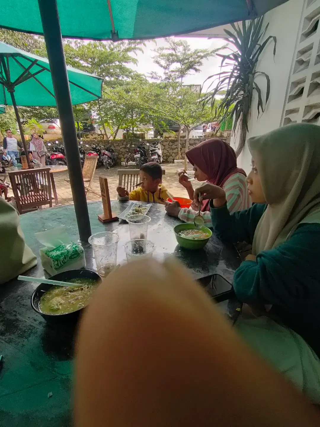 kita bisa kuat karna kita berteduh di bawah hangatnya do'a sang istri, itulah keajaiban air mata wanita.