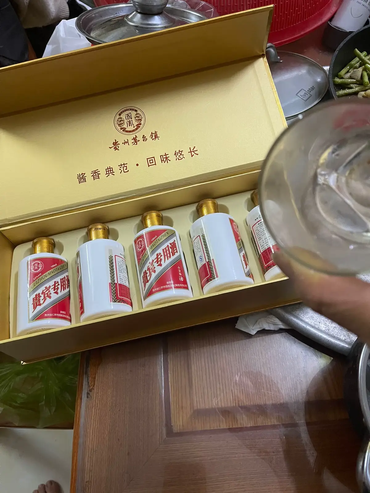 Thử một hớp rượu mao đài quý châu 53 độ, trong như nước cất. 5tr một chai 😍☺️ thơm quá. ☘️