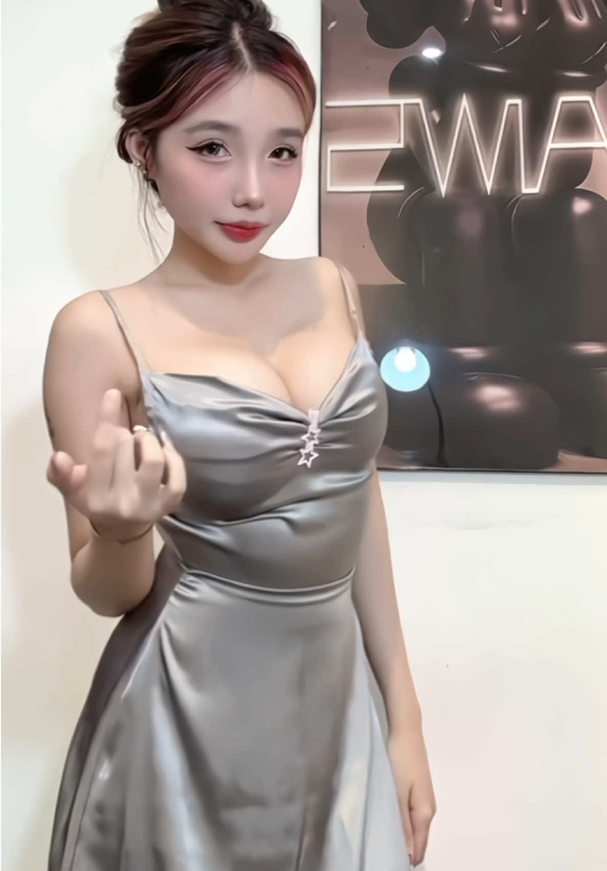 Mặc đầm lụa mà nhảy cỡ đó😝 |dc tag | #tiktokdancevn #xuhuong #fyp 