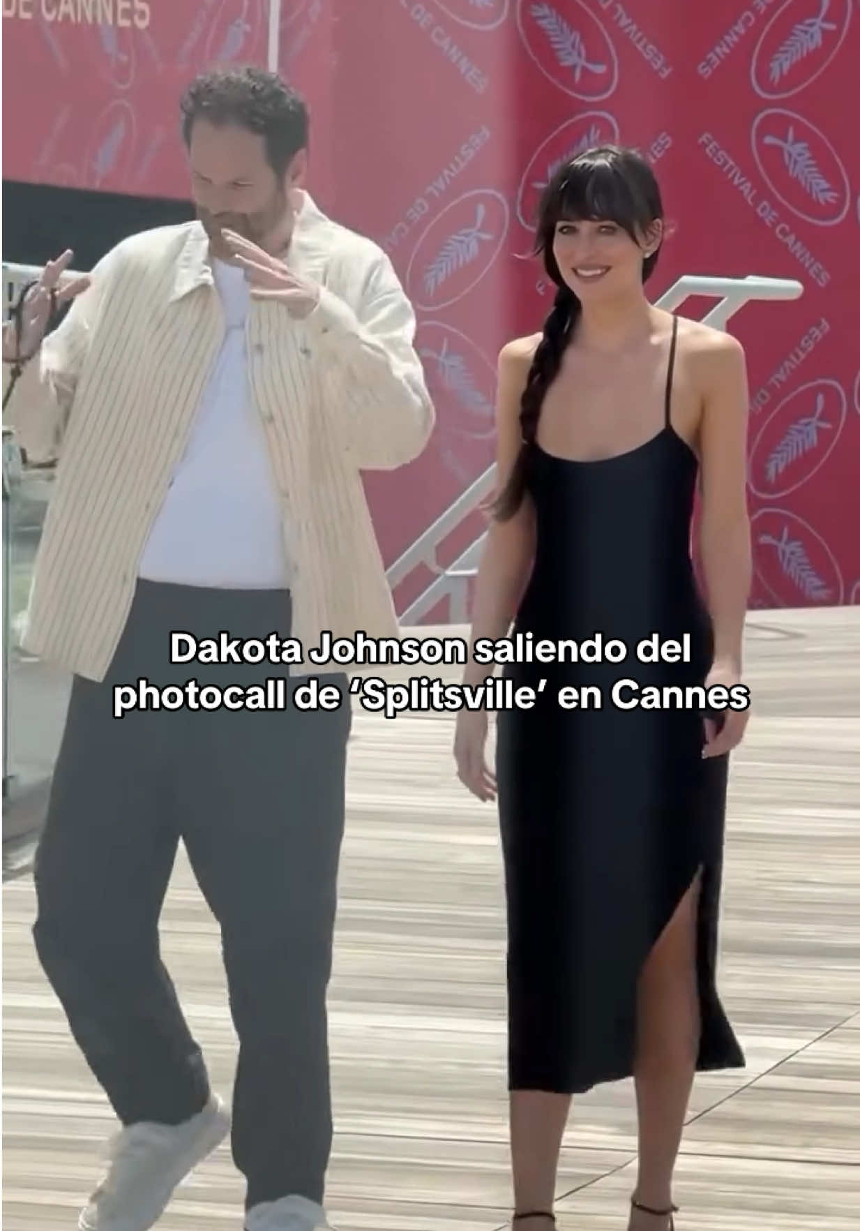 Dakota Johnson saliendo del photocall de Splitsville en el Festival de Cannes. 😍♥️ CC: @dakotajohnsonarg #dakota #dakotajohnson #dakotajohnsonedit #dakotajohnsonfan #dakotajohnsonaesthetic #dakotajohnsonedits #dakotajohnsonstyle #dakotajohnsonfashion #dakotajonhson #cannes #cannes2025 #festivaldecannes #filmfestival #cannesfilmfestival #cannesfilmfestival2025 #festivalcannes #fiftyshadesofgrey #fiftyshades #fiftyshadesdarker 