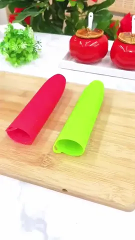 #Garlic Stripping Artifact #Silicone Garlic Stripping Tool For those who find it difficult to peel garlic skin, you can try this silicone garlic peeler. You don't need to peel garlic by hand when eating garlic. Putting garlic in can peel a lot of garlic in minutes, which is convenient and fast. #居家好物 #厨房用具 #tiktok #Home goods #kitchenware 
