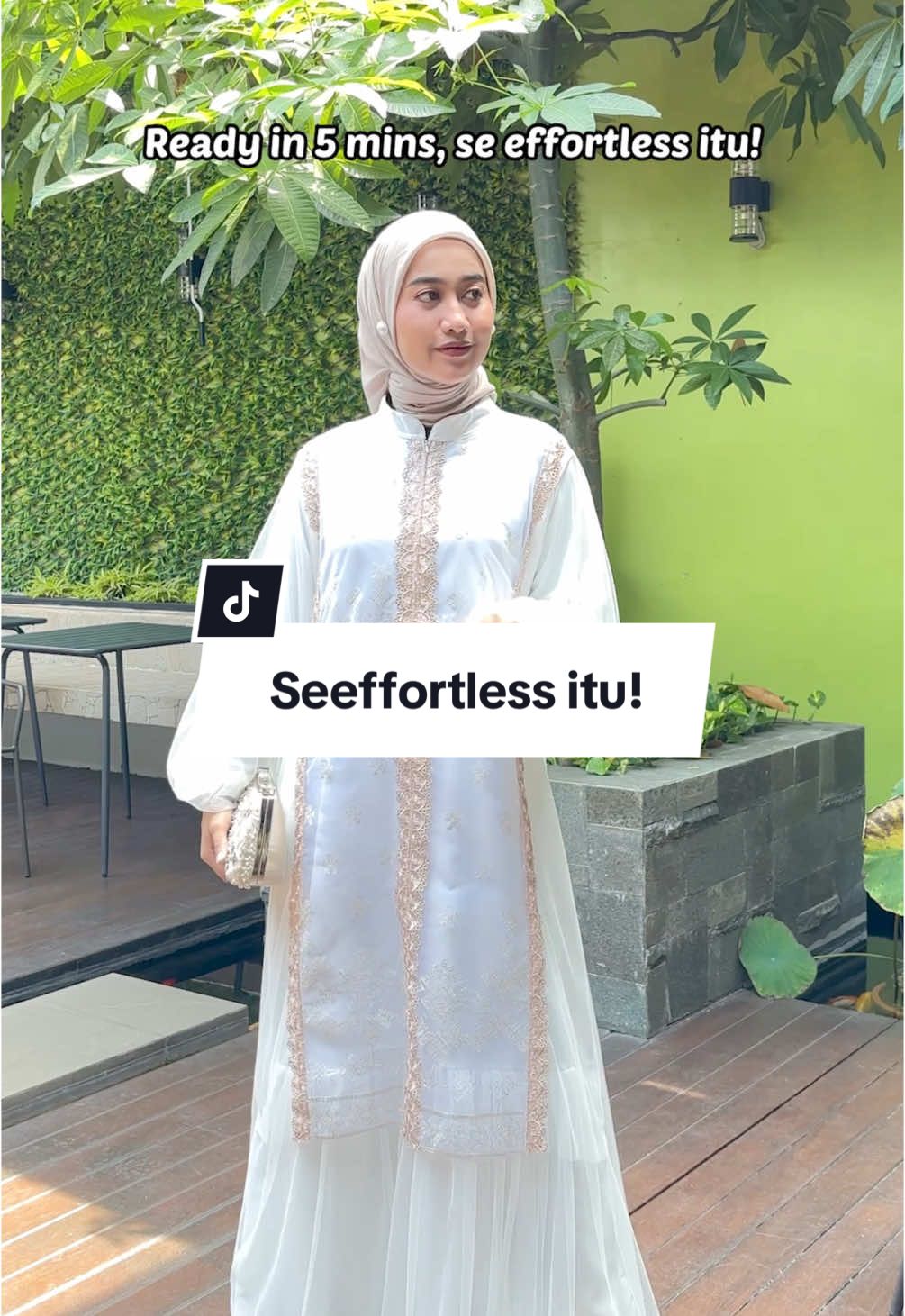 Elisha Maxy itu definisi: satu dress, banyak acara~ Bahannya adem, jatuh cantik, dan potongannya pas buat kamu yang suka tampil anggun tapi tetap simpel🤍 ✨ Kamu lebih suka look soft white atau warm mocca? Yuk pilih di kolom komentar! #ventedaily #ootdinspo #OOTD #dresskondangan #dressmewah #wibgajian 