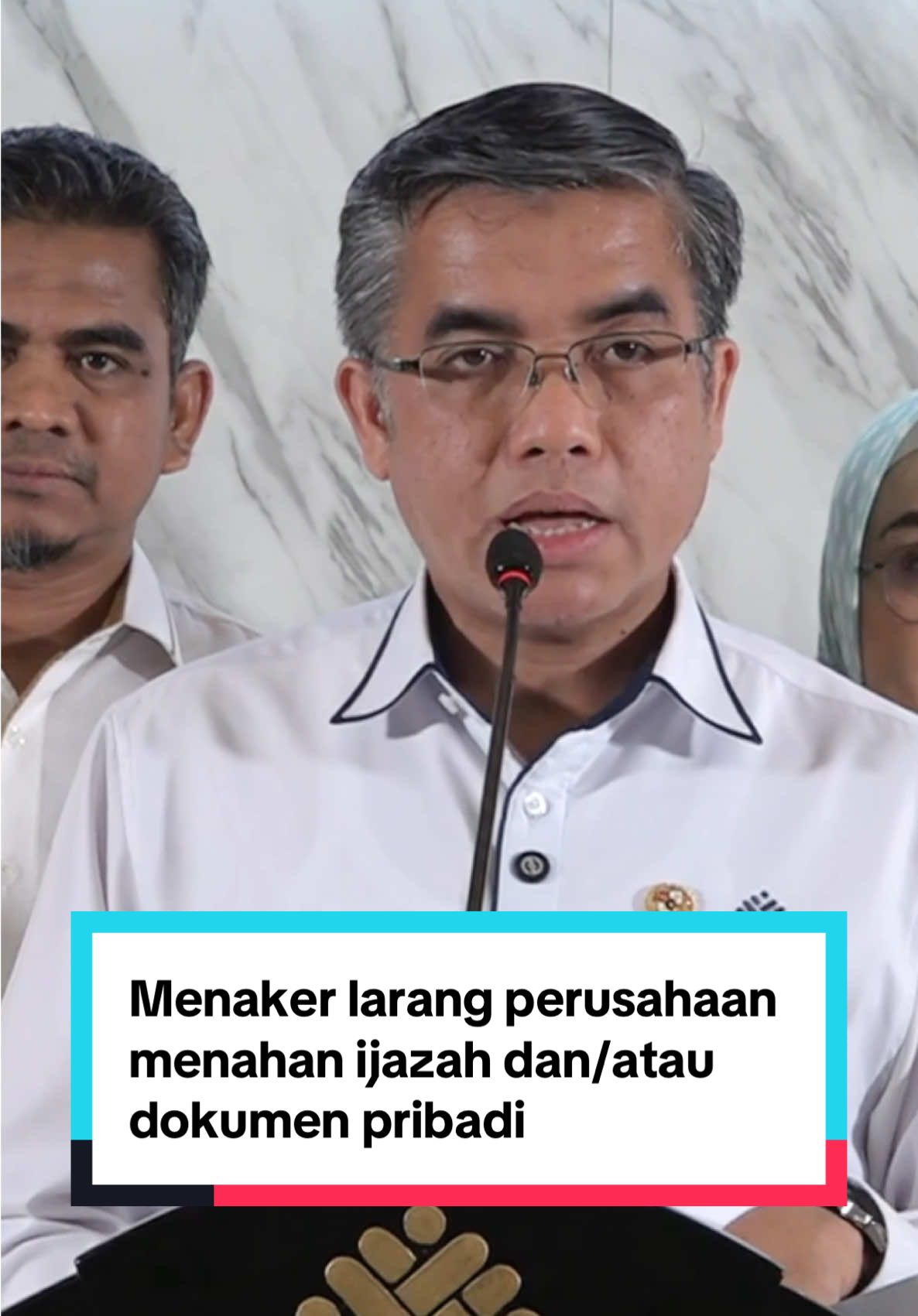 Menaker Terbitkan Surat Edaran: Stop Penahanan Ijazah Pekerja! Rekanaker, kini tak ada lagi alasan bagi pemberi kerja untuk menahan ijazah atau dokumen pribadi milik pekerja/buruh! Menteri Ketenagakerjaan resmi mengeluarkan Surat Edaran tentang Larangan Penahanan Ijazah dan/atau Dokumen Pribadi oleh pemberi kerja 🛑📚 Penahanan dokumen pribadi adalah praktik yang melanggar hak pekerja dan bisa menimbulkan kerugian besar, baik secara hukum maupun moral. Dengan terbitnya surat edaran ini, diharapkan seluruh perusahaan makin menjunjung tinggi etika ketenagakerjaan dan memberikan perlindungan penuh kepada para pekerja 💪 Rekanaker, kalau kamu masih mengalami kasus ini, jangan diam. Laporkan lewat kanal resmi pengaduan Kemnaker! 🚨 #Kemnaker #SIAPkerja #HakPekerja #TenagaKerja #IjazahBukanJaminan #StopPenahananDokumen #BuruhBerdaulat