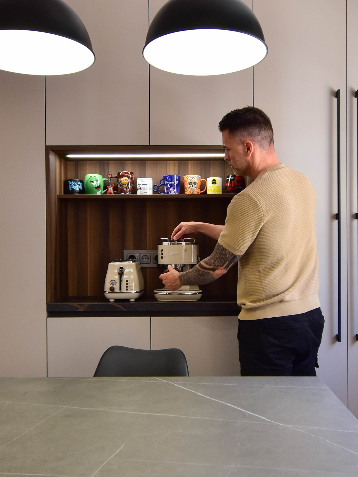 Con solo 40 cm de fondo hemos montado este rincón tan cuqui y funcional ☕✨ Este desayunador es la prueba de que no se necesita mucho espacio para tener una zona de trabajo súper práctica y bien resuelta. Cuenta con luz con sensor, todo está a mano y rodeado de un montón de almacenaje que hace que todo encaje sin esfuerzo. Pequeños gestos que hacen la cocina mucho más cómoda (y bonita). ¿Te gustaría algo así en la tuya? ¡Te leemos! 💬👇 #diseñodecocinas #cocinasmurcia #diseñodeinteriores #formascocinas #ByMiguelGomez #interioriorismo