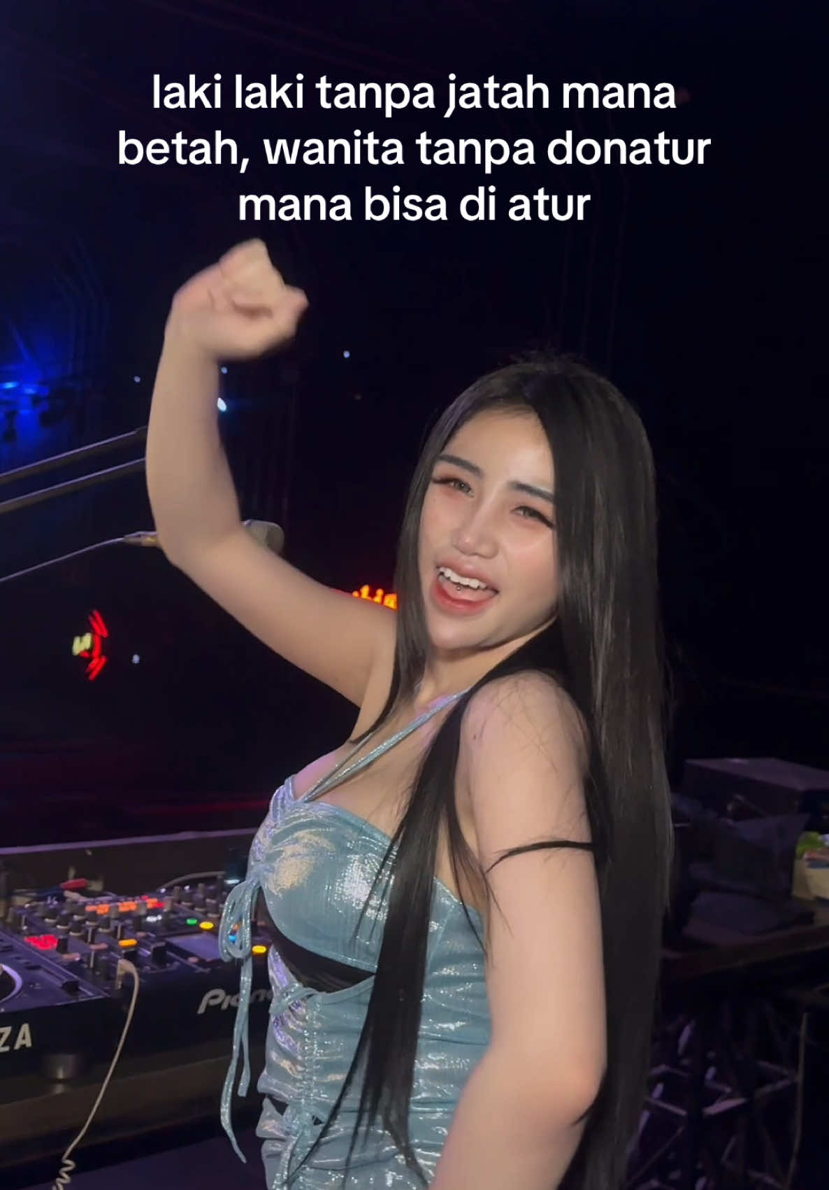 Bukan begitu para saksi?? #djdewionthemix #thequeenoffunkotambyar #ibizasurabaya #djsurabaya 
