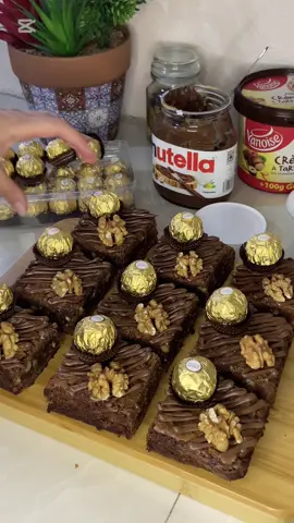 مقادير: 	•	200 غ شوكولاتة سوداء 	•	125 غ زبدة 	•	150 غ فرينة (دقيق) 	•	200 غ سكر 	•	رشة ملح 	•	3 بيض 	•	فانيلا 	•	ربع كأس زيت (ما يعادل 4 ملاعق كبيرة) إضافات اختيارية: 	•	80 غ شوكولاتة سوداء مكسّرة 	•	جوز مكسّر حسب الرغبة ⸻ طريقة الطهي: 	•	مدة الطهي: 25 دقيقة 	•	درجة الحرارة: 180° مئوية