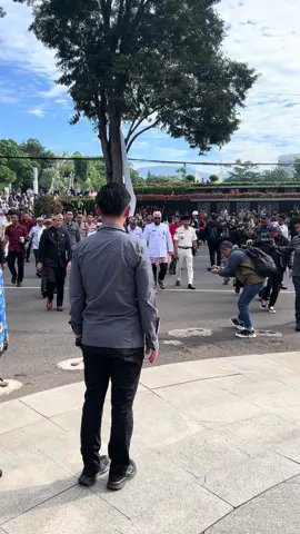 masya allah biasanya liat di tiktok sekarang lihat langsung dari deket auranya gong bangettt berwibawa bangett huhu meskipun gk smpet di foto tpi gppa tetp seneng😜😍❤️ #kdm #dedimulyadi #barak #KDM #barakmiliter #gedungsate #upacaraharikebangkitannasional #fouryourpage #fyp #fpyシ #jabar #gubernurjawabarat #pakdedimulyadi 