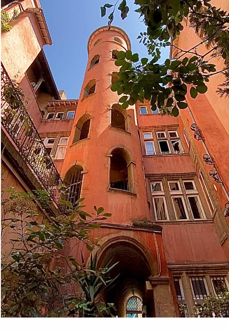 La traboule “Maison du Crible – Tour Rose” date de la Renaissance, reliant rues de Vieux Lyon. Elle servait aux commerçants et habitants, célèbre aujourd’hui pour sa tour rose emblématique. #france🇫🇷 #lyon #onlylyon #lyonnais #lyonnaise #lyoncity #lyonfrance #vieuxlyon #instalyon #visitfrance #rhonealpes #fyp #pourtoi #viral #explore #discover #travel  #horizonscroises #historia #foryoupage❤️❤️ 