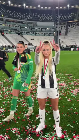 Lysianne Proulx e Alisha Lehmann comemorando o título da Serie A Feminina pela Juventus! #10futebolarte #lysianneproulx #alishalehmann7 #alishalehmann #alishalehman #lehmann #lehmann🇨🇭 #lehmann7 #juventus #juventusfans⚪⚫ #juventusfc #juventussportclub #juventusfans #juventuswomen #futebolfeminino #futebolfeminino⚽️ #futebolarte 