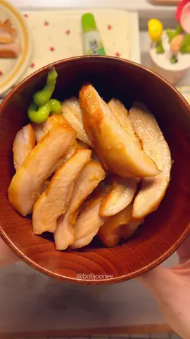 🍚항정살차슈덮밥🍚 어제도 놀러온 동생~~~~ 또 요리에 힘줬지~~~~  이건 놀러온 동생 집들이 날 나한테 만들어준 차슈덮밥인데 너무 맛있어서 레시피 받아서 만들어봤다!!🥹 확실히 설탕 대신 알룰로스를 넣어서 챡챡 감기는 맛은 없는데 맛은 있었다🔥🔥🔥 다이어트 안 하시는 분들은 설탕을 7T 넣으시면 될듯?!?! 생각보다 쉽고 간편해서 추천 드리는 레시피♥️ . . 🧺재료🧺 항정살 1kg 통마늘 10개(큰 걸로! 작은 건 15) 대파 1.5개 청양고추 4개 양파 1.5개 물 500ml 맛술 150ml 간장 230ml 알룰로스 7T 또는 설탕 7T 생강 1T 고추냉이(생략가능) . . . . #fyp #food #tiktok #Foodie #tiktokfood #cooking #점심 #추천 #저녁 #간편요리 #감성 #집밥 #자취요리 #cozy #homemade #homecooking #homemadefood #덮밥 #차슈덮밥 #pork 