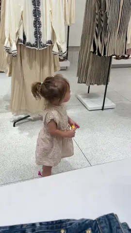 Tbtb konser bareng mayiiii👧🏻🤏🏼 #kamariskywassink💙💛❤🤎🤍💜 #kamariskywassink #kamarisong #kamari 