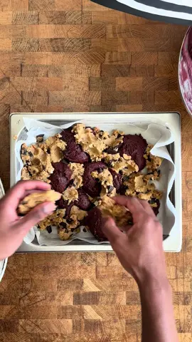 Honey Nut Cookie Dough Mint Chocolate brownies with @Nene  Mitä sä tarviit!!!  Cookiedough 220 g voita  200g fariinisokeri 50g sokeria  1 kpl Kananmuna  350g jauhoa  1 tls vanilijajauho 1tls ruokasoda 1 tls suola 1 levy suklaata (tumma)  100g hunajapähkinää Brownie:  Voi 100g  2 kananmunaa 👍🏾 140 g sokeria  150g jauhoa  75g Minttu kaakao jauho  1 tls leivinjauhet  (Sulata 100g voi ja 100g tummasuklaa lopuksi joukkoon)   #suomitiktok #fyp #cookie #brownies 