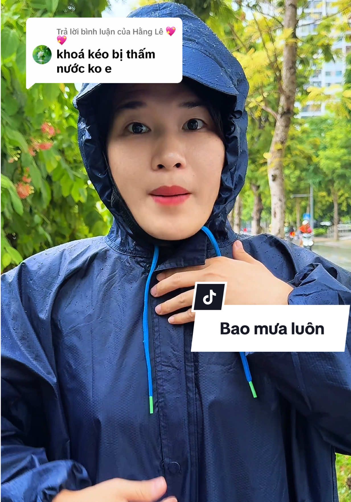 Trả lời @Hằng Lê 💖💖 chỗ khoá kéo là có thêm 2 lớp bảo vệ và cúc bấm nên nước không đi theo đường khoá kéo được, không những thế mà đường may cũng được ép keo nên nước không ngấm được qua đường may. Chị cần một áo mưa rộng mặc nhanh và chất lượng ổn áp thì chốt em này nè #mecaphe #dcgr #aomua #aomuakhoakeo #aomuakhoakeotruoc #aomuachongtham 