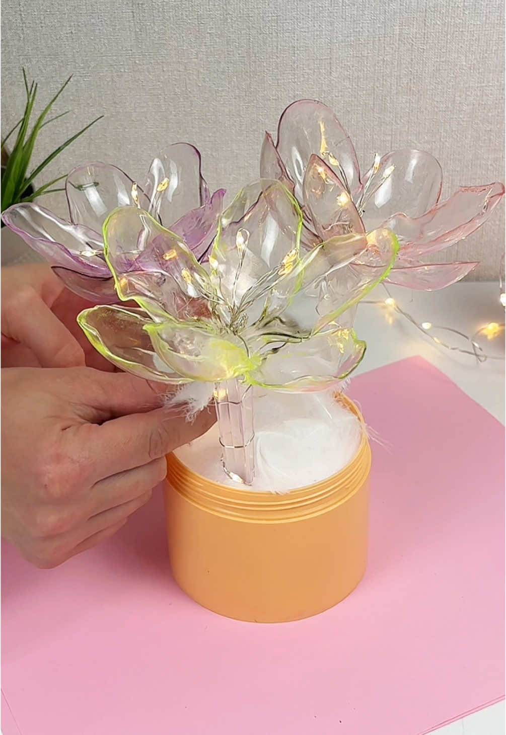 I think these spoons are meant to be used exactly like this. #diycrafts #DIY #diyhomedecor #diyhomedecorideas #pinterestaesthetic  Materials:  • Candle  • Plastic spoons  • Glue  • Markers  • Styrofoam  • Box  • Utility knife  • Feathers  • Garland