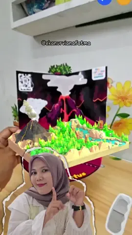 Seriuuss Gampang Banget!! Bikin diorama bencana alam. Tinggal cut, paste, dan… scan! Barcode-nya langsung munculin versi AR bencana alam di layar HP. Ada 9 jenis bencana alam yang bisa dibuat: Gunung Meletus, Tsunami, Puting Beliung, Gempa Bumi, Banjir, Tanah Longsor, Kebakaran Hutan, Longsoran Salju, dan Kekeringan. Di video ini aku tunjukin step-by-step bikin diorama sekaligus cara pasang QR marker-nya biar bisa langsung di-scan dan muncul animasi 3D-nya. Cocok buat projek IPA, literasi, atau STEM di kelas. Anak-anak pasti auto 