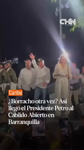 ¿Borracho otra vez? Así llegó el Presidente Petro al Cabildo Abierto en Barranquilla Barranquilla, 21 de mayo de 2025 — Una nueva controversia envuelve al presidente Gustavo Petro, esta vez por su aparente estado físico y mental durante su intervención en el Cabildo Abierto realizado en la ciudad de Barranquilla. Diversos videos y testimonios de asistentes al evento muestran al mandatario llegando a la tarima con una actitud que muchos calificaron de “sospechosa”, visiblemente desorientado y con dificultades para sostenerse de pie. La situación llegó a tal punto que un miembro de la fuerza pública tuvo que tomarlo del brazo para orientarlo y ayudarlo a enfrentar al público. Este inusual gesto no pasó desapercibido y de inmediato desató una ola de comentarios en redes sociales, donde ciudadanos y figuras públicas cuestionaron si el presidente se encontraba bajo los efectos del alcohol o si, por el contrario, padece alguna condición médica aún no revelada. Durante su discurso, Petro lanzó varios mensajes confusos y contradictorios, lo que incrementó las dudas sobre su estado de salud. Sus palabras fueron calificadas por algunos como erráticas, y varios analistas y opositores expresaron su preocupación por el bienestar del mandatario y su capacidad para ejercer con responsabilidad la jefatura del Estado. La polémica ha reavivado una discusión que no es nueva: ¿está el presidente Petro en condiciones físicas y mentales adecuadas para seguir liderando el país? Desde diferentes sectores, especialmente de la oposición, se ha exigido nuevamente que el jefe de Estado se someta a una evaluación médica completa, cuyos resultados deben ser divulgados públicamente en nombre de la transparencia y el interés nacional. “El país necesita certezas, no dudas. La salud del presidente no es un asunto privado, es un tema de Estado”, afirmó el senador Miguel Uribe, uno de los voceros más insistentes en la solicitud de exámenes médicos exhaustivos. Hasta el momento, la Casa de Nariño no ha emitido un comunicado oficial sobre el incidente ni ha respondido a las crecientes peticiones de claridad. Mientras tanto, el episodio en Barranquilla se suma a la lista de comportamientos del presidente que han encendido las alarmas sobre su capacidad para cumplir con las exigencias de un cargo que demanda total lucidez, energía y juicio. La incertidumbre crece entre los colombianos, que ahora se preguntan si su presidente está realmente apto para enfrentar los retos de un país en crisis o si es momento de considerar medidas más drásticas en función del bienestar nacional.