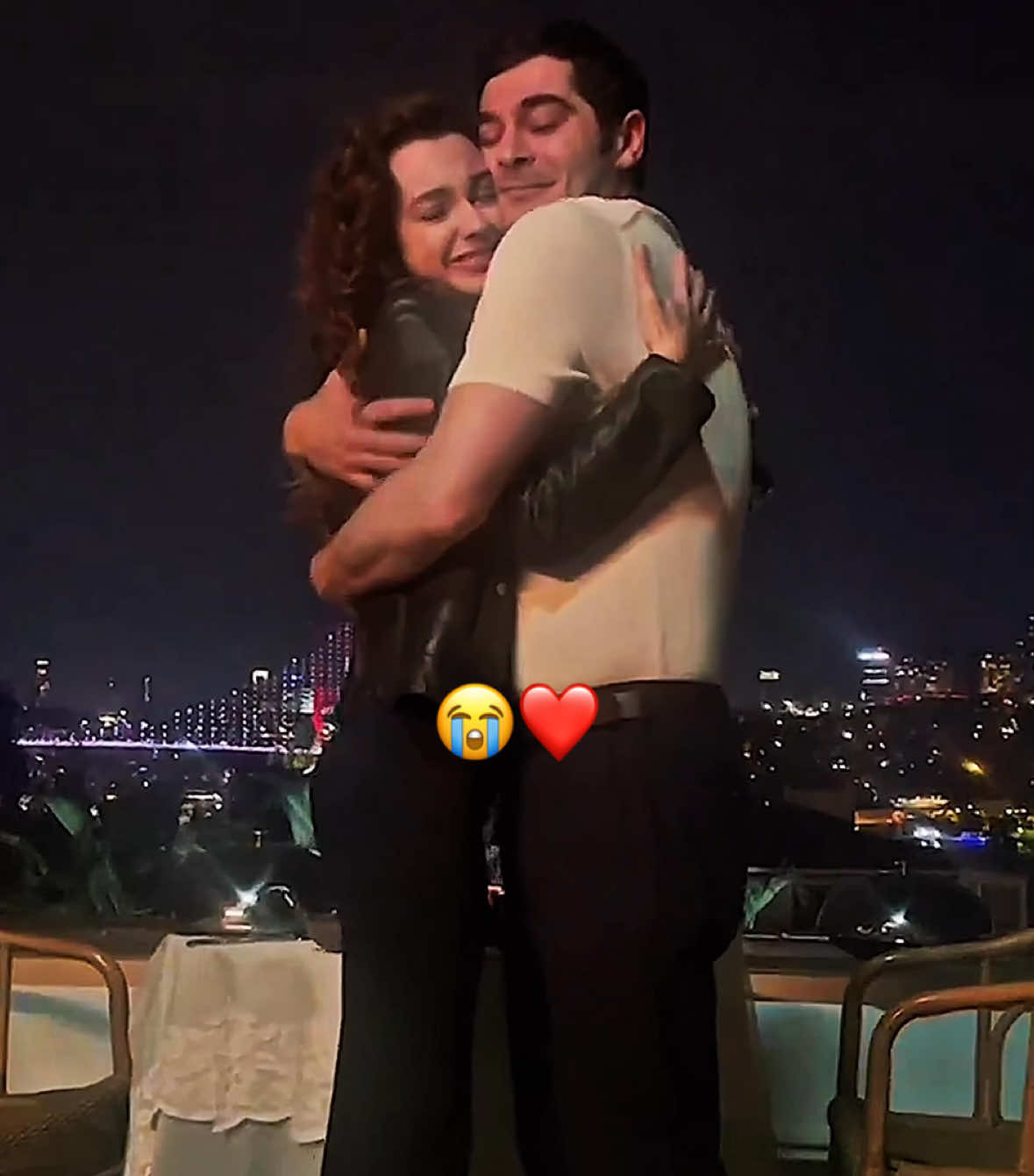 الواحد كيف بيقدر يتخطاااهم😭❤️— #birgecemasalı #mahcan #حكاية_ليلة #burakdeniz #suburcuyazgıcoşkun #fyp #dizi 