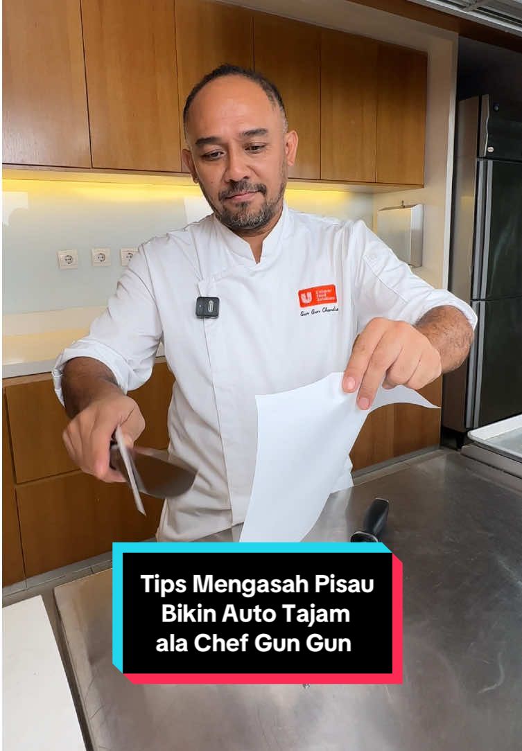Partners, kali ini saya akan share bagaimana cara mengasah pisau yang tepat dan mudah. Hasilnya ngga perlu diragukan lagi, pisau di dapurmu dijamin jadi tajam poll! 🔥 #ChefGunGun #ProfessionalChefUnilever #UFSChef #UnileverFoodSolution #UFSIndonesia #UFSGlobal #KitchenTips #TipsAsahPisau #PisauTajam #KitchenLife #ProfessionalKitchen