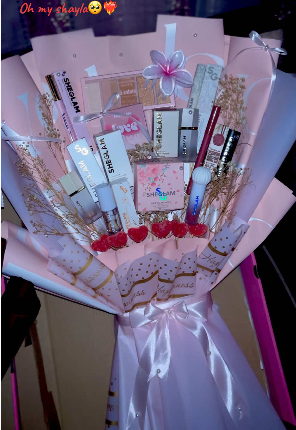 بوكيه ميكب من ماركة sheglam مناسب لكل المناسبات  (هدية مهيبة /خطوبة/ عيد ميلاد …) تواصلو معنا في انستغرام ❤️‍🔥#هدية #هدية_مميزة #sheglamblush 