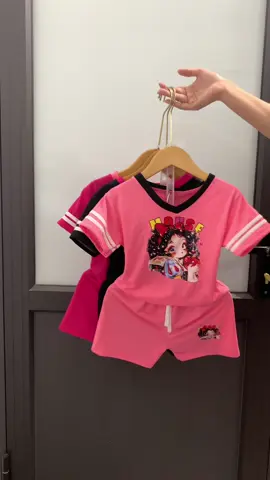 Sét bé gái cực xinh in hình cô bé trà sữa hót năm nay 💕 #setbo #thoitrang #thoitrangbe #shopthoitrangtreem #thoitrangtreem 