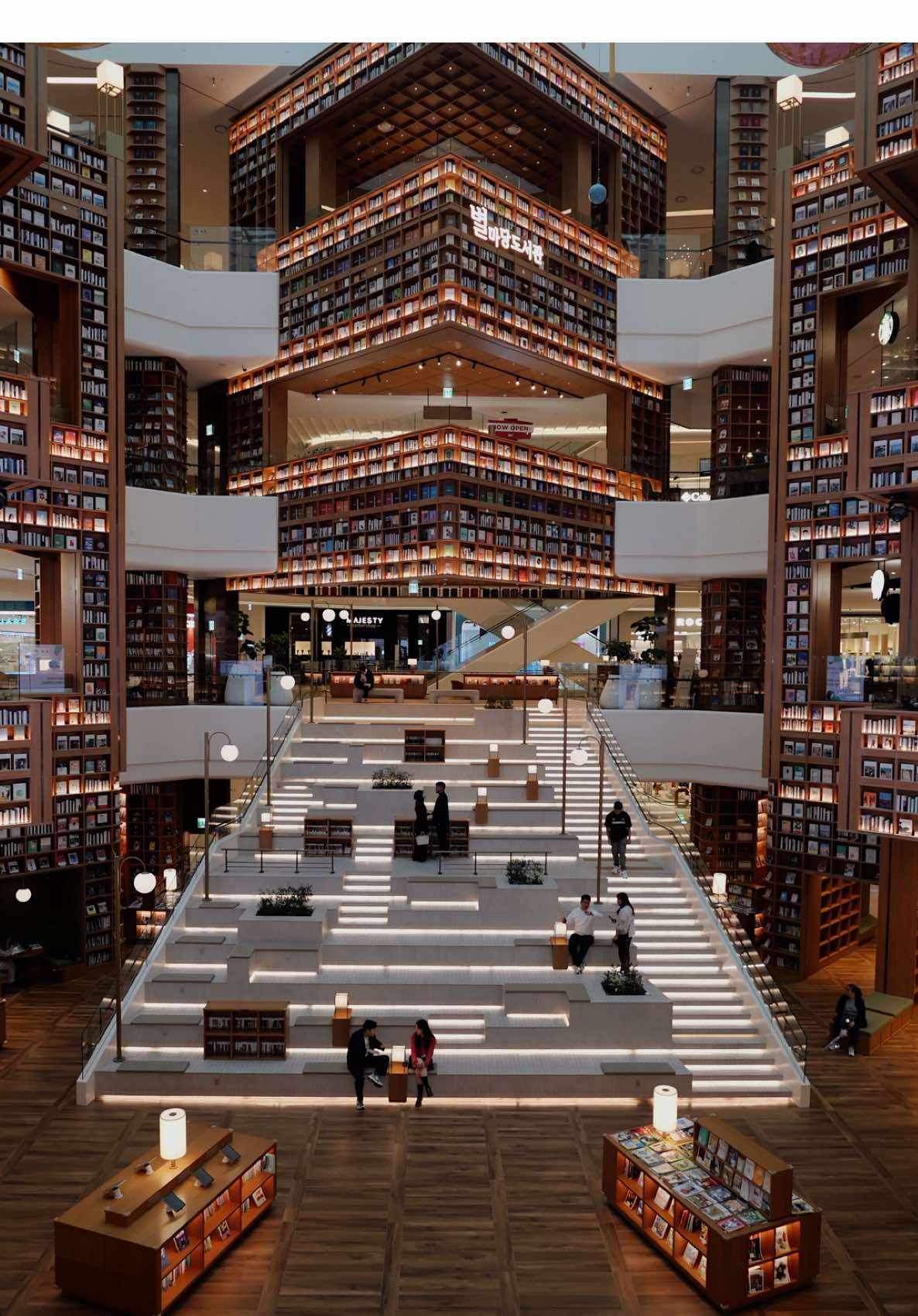 the viral starfield library at suwon! such a masterpiece, yang bilang krik krik menurutku salah, karena meskipun di dalam mall, detailnya sungguh bagus rapih, keren, incredible 🥹🪄 and the books! bagus bagus lengkap, meski kebanyakan ya pakai aksara korea yorobun🙏🏻🥲
