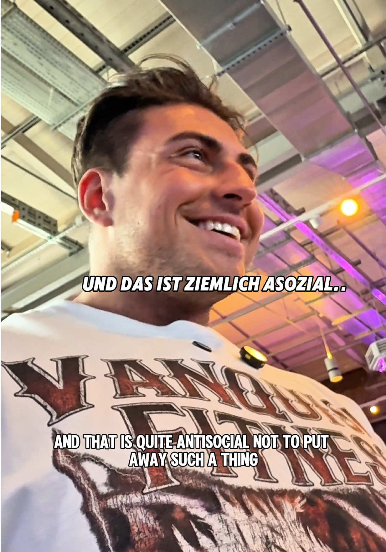Achtung!!!⬇️ Ich hab das Video noch mal hochgeladen, weil die Person sich beschwert hat, dass man ihre Stimme gehört hatte… Aber jetzt sieht man dich nicht, oh, man kann dich auch nicht hören, man sieht nur die 110 Kilo auf dem Boden, die hinterlassen wurden für die nächste zum aufräumen… #fyp #bodybuilding #gymmotivation #respekt #gymcommunity 