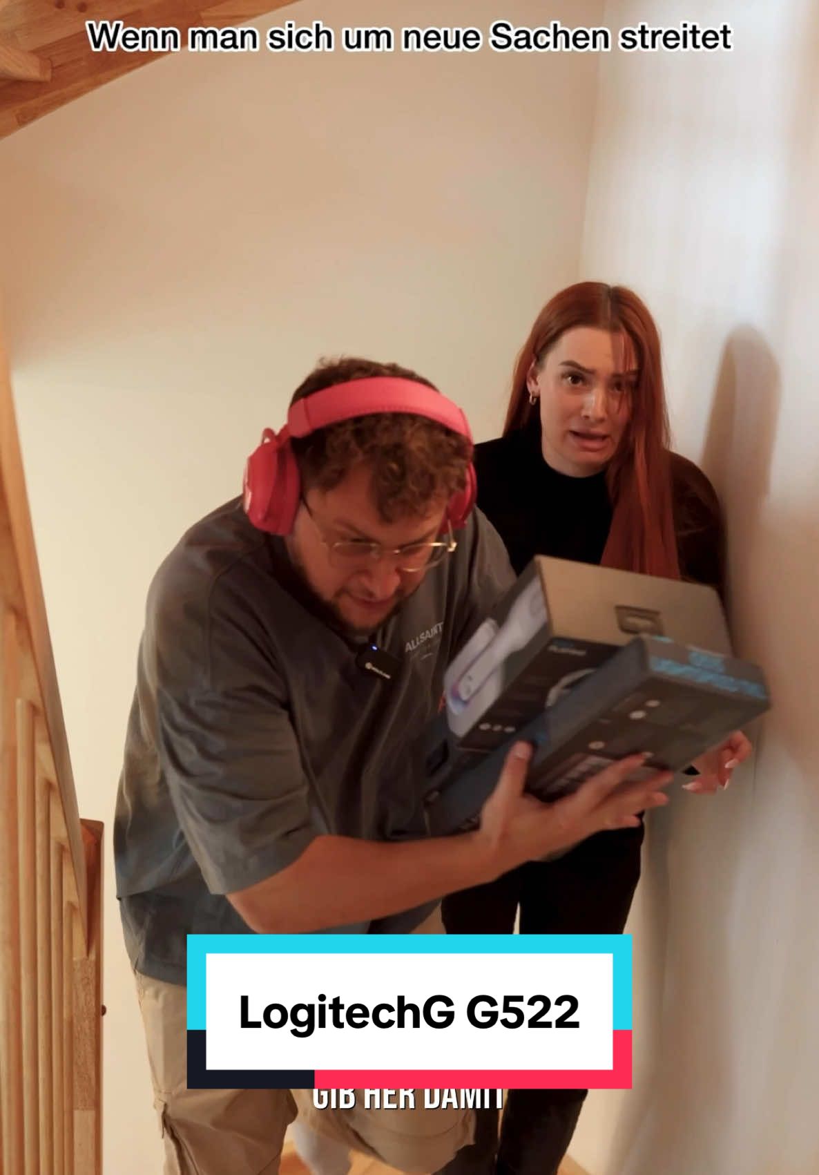Anzeige | Das neue @LogitechGDE G522 LIGHTSPEED Headset ist ab heute erhältlich und Anton will es unbedingt aus seinen Ohren spüren 🤣 #G522 #LogitechGPlayDays #zocken #eheleben 
