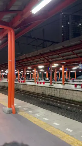 Selamat malam stasiun Bekasi. #krl #stasiunbekasi #stasiunbekasikota #keretaapiindonesia #jabodetabek #foryou #fypage #fyp #masukberanda #viral 