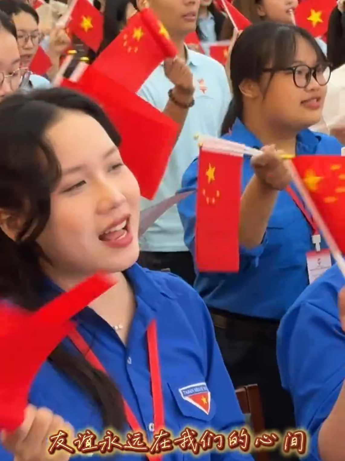 Thanh niên Trung Quốc và Việt Nam cùng hát bài ca “Bạn đến tôi sang tình cảm mặn nồng”, giao lưu thanh niên có thể vượt qua ngôn ngữ và núi biển, thông qua giao lưu giúp đỡ lẫn nhau và chung tay tiến lên.#HànhTrìnhĐỏNghiênCứuHọcTậpCủaThanhNiên 中越青年合唱《你来我往有情缘》，青年的交流可以跨越语言、跨越山海，在你来我往中相互助力、携手向前。#青年红色研学之旅
