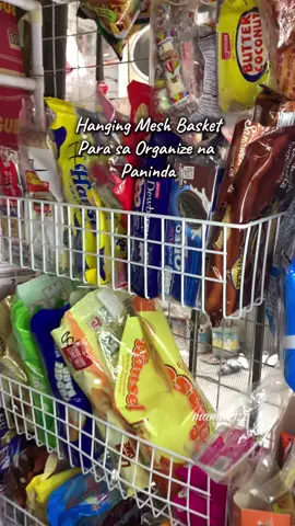 Para sa organize na tindahan, hanging mesh basket ang sagot #biscuitorganizer #tindahantips #tindahanorganizerideas #hangingmeshbasket #wiremesh 