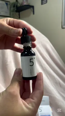 @numbuzin Serum #5 The perfect serum if you have dark spots, hyperpigmentation, or very sensitive skin. It's a powerful antioxidant that contains tranexamic acid, niacinamide, glutathione, and vitamin C. It's a very complete serum and is suitable for all skin types. #numbuzin #numbuzinserum #numbuzinsquad #numbuzinserum #glutathione #hyperpigmentation #vitaminc#darkpots 