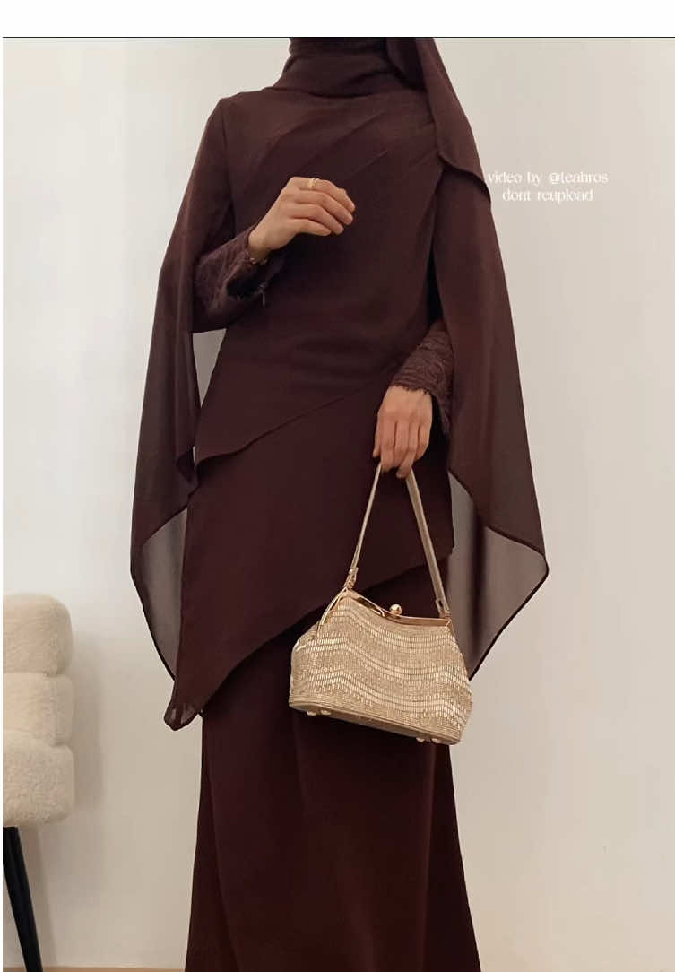 Kenapa perlu baju mahal2? Simple dan minimalist je baju kurung moden ni, tapi harga bawah seratus & siap ada full lining Ref 150cm 40kg saiz s #bajukurung #kurungmoden #bajukurungmoden #bajukurungcantik #bajukurungmurah #bajuraya #richbrown 