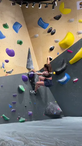 ⚠️watch with caution⚠️  nagpunta para mag-climb pero ending naging mat tester ako 😭  I honestly didn’t anticipate the fall so I didn’t prepare myself, instead I landed on my upper back first. The impact was so hard that it blocked my airway for a few seconds that I was hyperventilating. I’M OKAY I’M FINE just a strained neck and at the back of my head but lesson learned and xp nalang hahaha STAY SAFE WHEN BOULDERING THO!!   (Do not attempt this) #bouldering #boulderingtiktok #fyp #climbing 