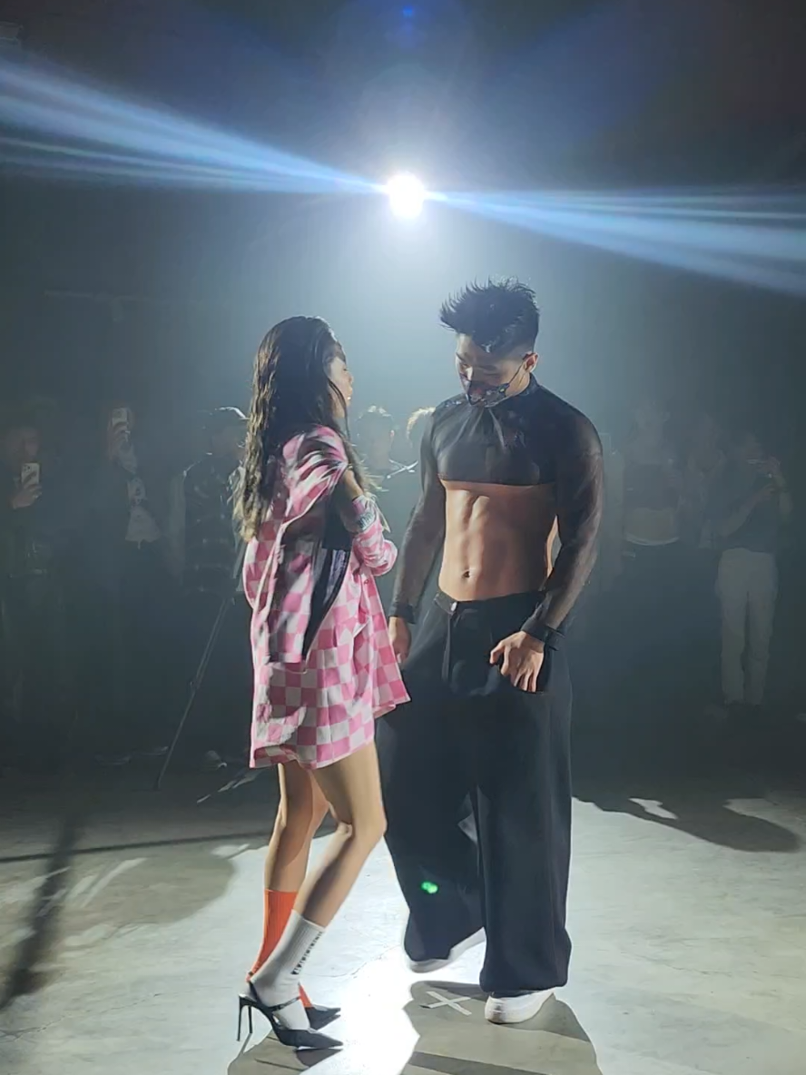 SWAG知名花旦前輔導長內內及前海龍蛙兵壹柒柒褪下軍裝，穿著大膽剪裁的時裝，挑戰時尚伸展台最性感火辣的界線 #SWAG #輔導長內 #海龍蛙兵壹柒柒 #時裝秀 #東蛙池塘 