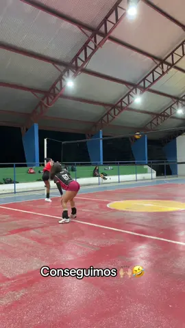 A internet tem cada trend 😂 Que resenha esse vídeo KKKKKKKK (conseguimos no final) #fyp #trends #voley #voleibol 