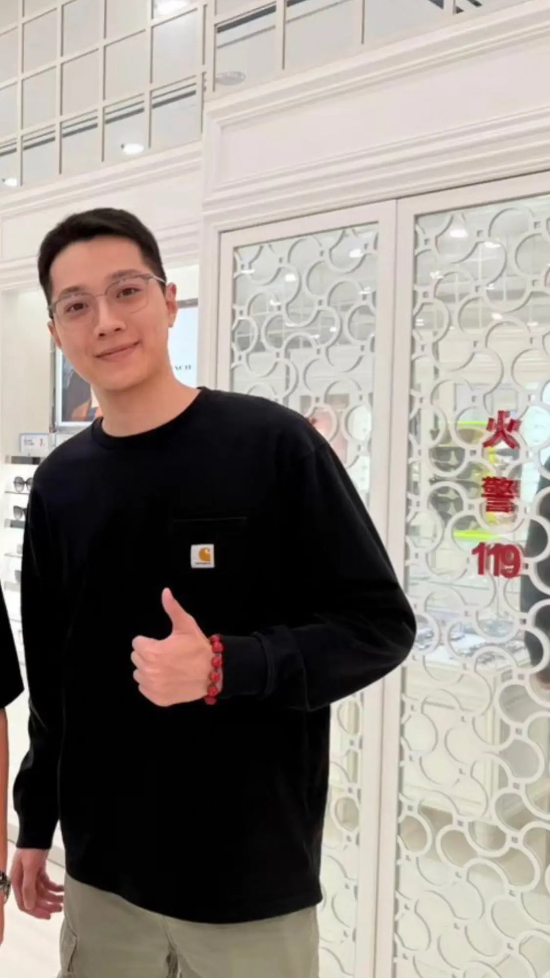 Yg bilang “kangen alin, kangen alin” nih foto terbaru dia lg di optik buat ngambil kacamatanya hari ini, tgl 18 kemaren dia periksa mata ke optik. Sekian terima alin #laikuanlin #edwardlai #guanlin #wannaone #wannable #LVZHI #pensiundini #kuanlin #taipei #fyplah 