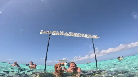 #22ABRIL2025 🎥🐠 ¡VIVE UNA EXPERIENCIA ÚNICA EN SAN ANDRÉS ISLAS! 📸🌊 ¿Te imaginas posar bajo el agua rodeado de peces de colores y llevarte un recuerdo inolvidable? 🌈🐟 ¡Ven y descubre nuestro servicio audiovisual exclusivo en el Acuario Natural de San Andrés Islas! 💙 ¿Qué incluye la sesión?  📸 10 fotografías digitales  🎬 3 videos, incluyendo un increíble video aéreo con grúa estilo 