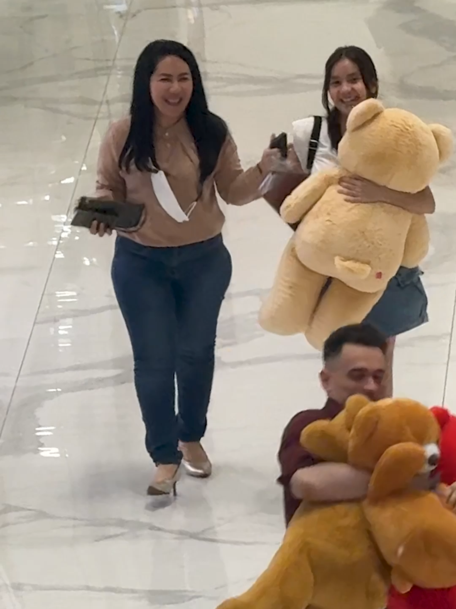 อย่าพลาดตอนที่คุณแม่ส่งต่อให้ลูก...แววตาคู่นั้นคือทุกอย่าง 🥰👩‍👧 #fyp #ThailandKindness #iconsiam